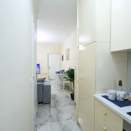 Ingrit Gjoni Apartamento *